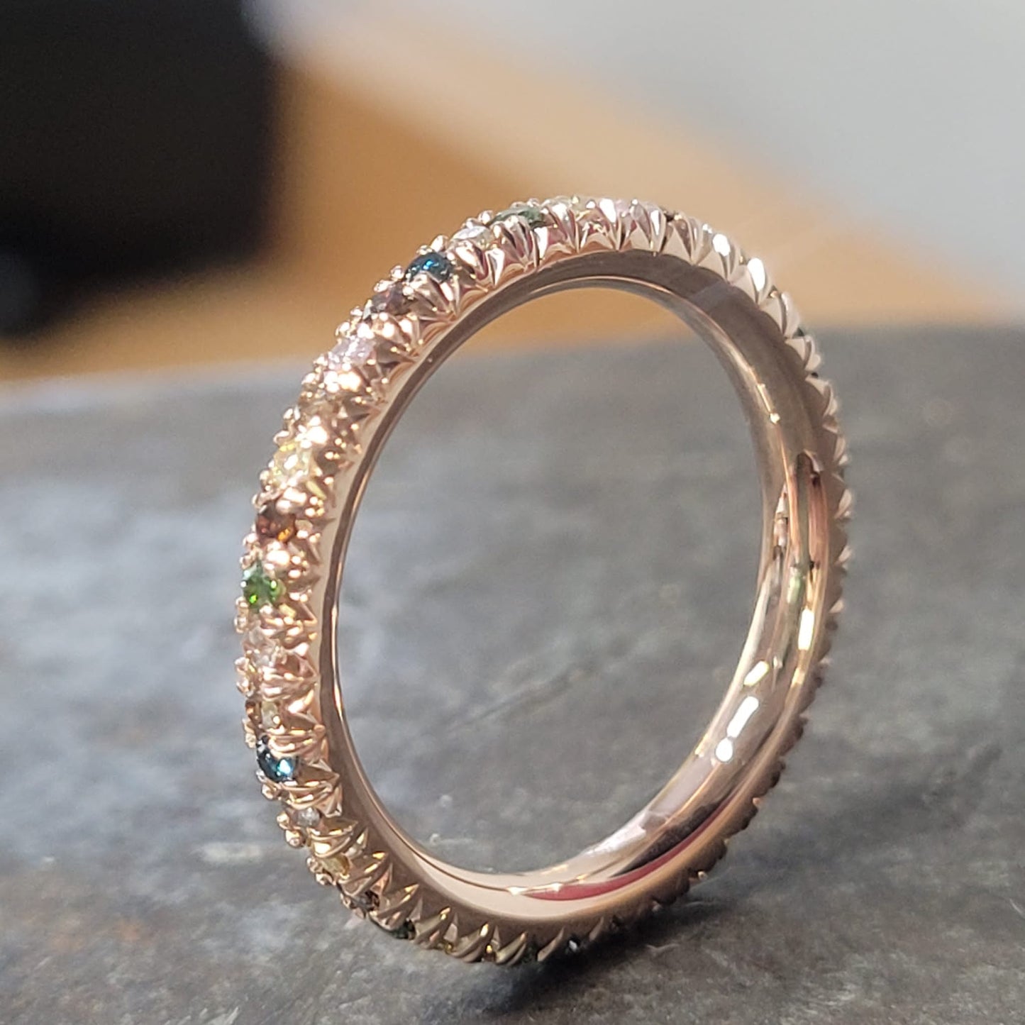 Goldring mit Diamanten in Fischschwanzfassung