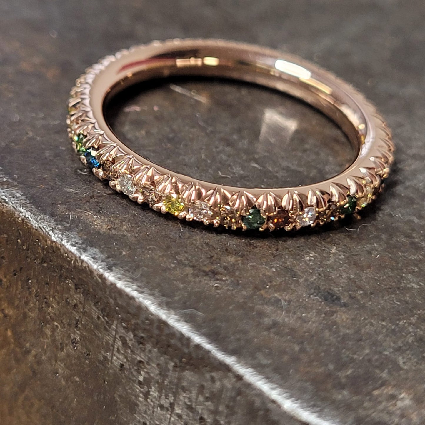 Goldring mit Diamanten in Fischschwanzfassung
