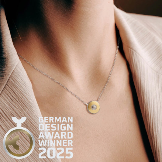 The secret pendant with 18K yellowgold front