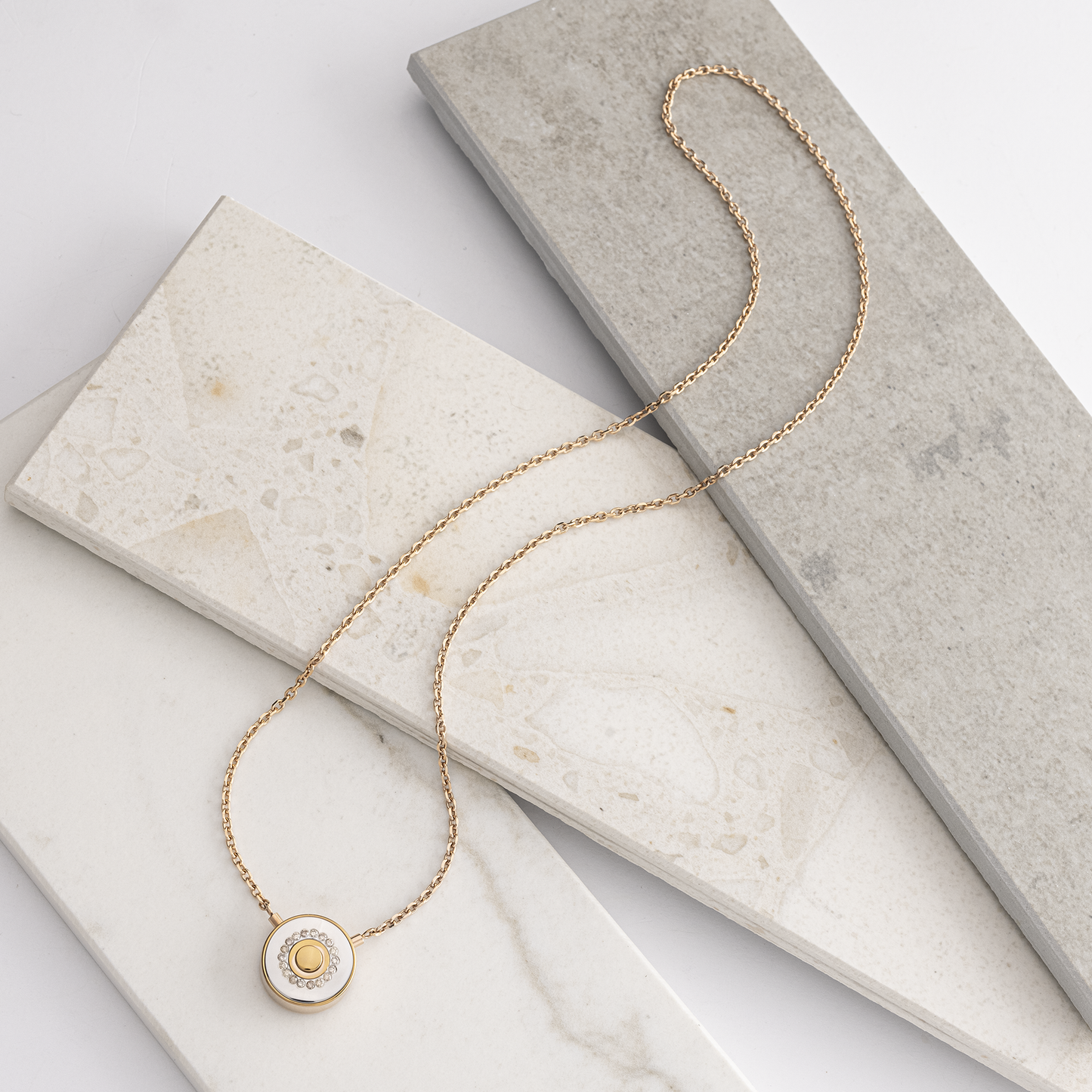 Der geheime Anhänger Circle Gold mit Champagner-Diamanten