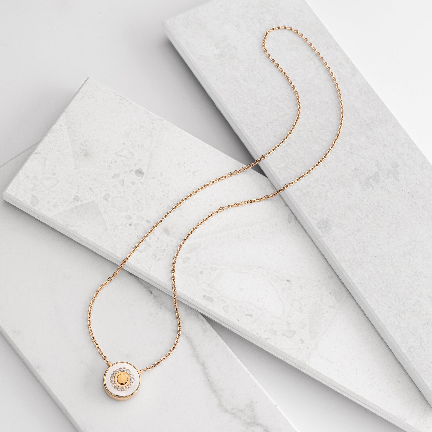 The secret pendant Circle gold with champagne Diamonds